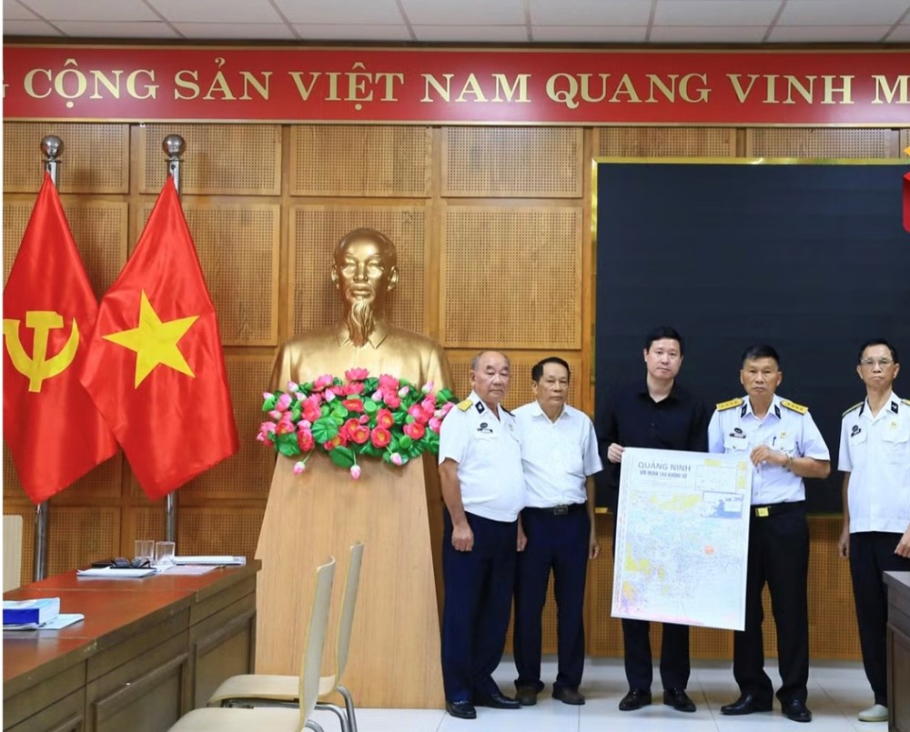 Bảo tàng Quảng Ninh nhận hải đồ “Quảng Ninh với Đoàn tàu không số” - ảnh 1