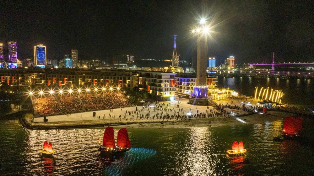 Dạ tiệc pháo hoa của hơn 30 du thuyền trên Vịnh Hạ Long, chào mừng Ngày Phụ nữ Việt Nam - ảnh 3