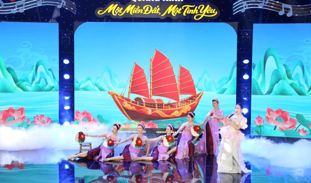 Chương trình chính luận nghệ thuật “Quảng Ninh - Một miền đất, một tình yêu” - ảnh 5