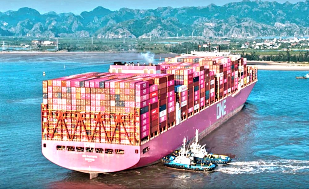 Siêu tàu container 360m cập Cảng Container Quốc tế Tân Cảng Hải Phòng - ảnh 1