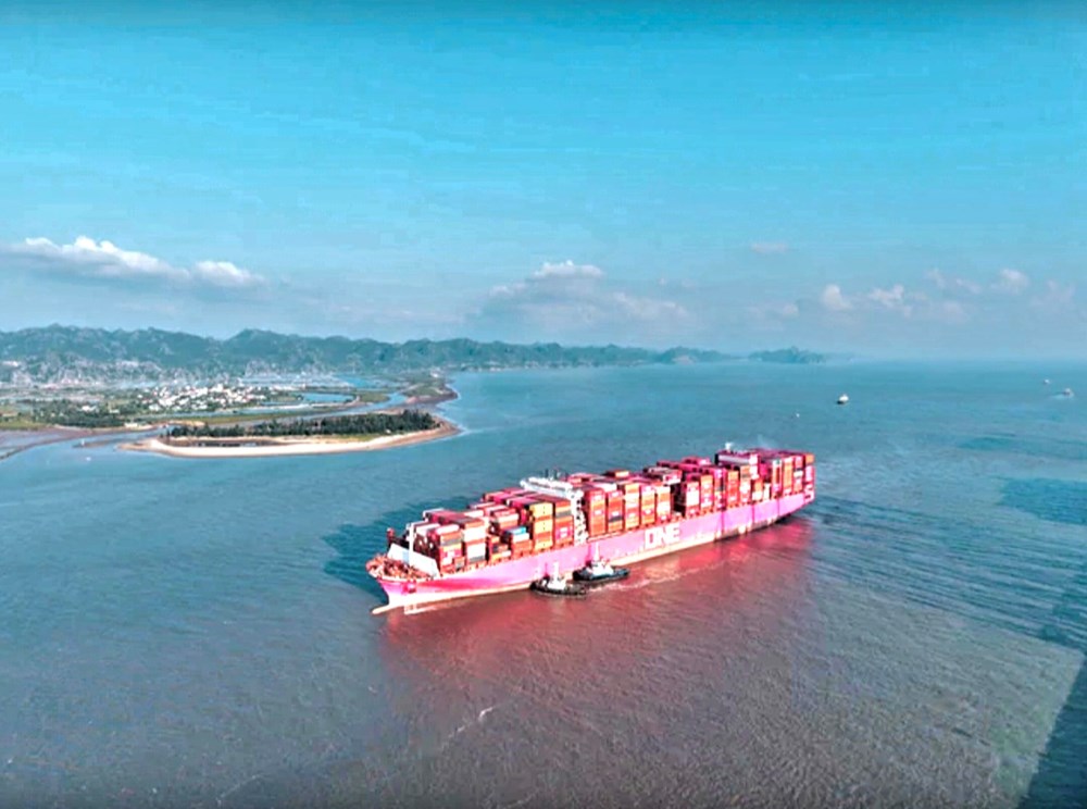 Siêu tàu container 360m cập Cảng Container Quốc tế Tân Cảng Hải Phòng - ảnh 2