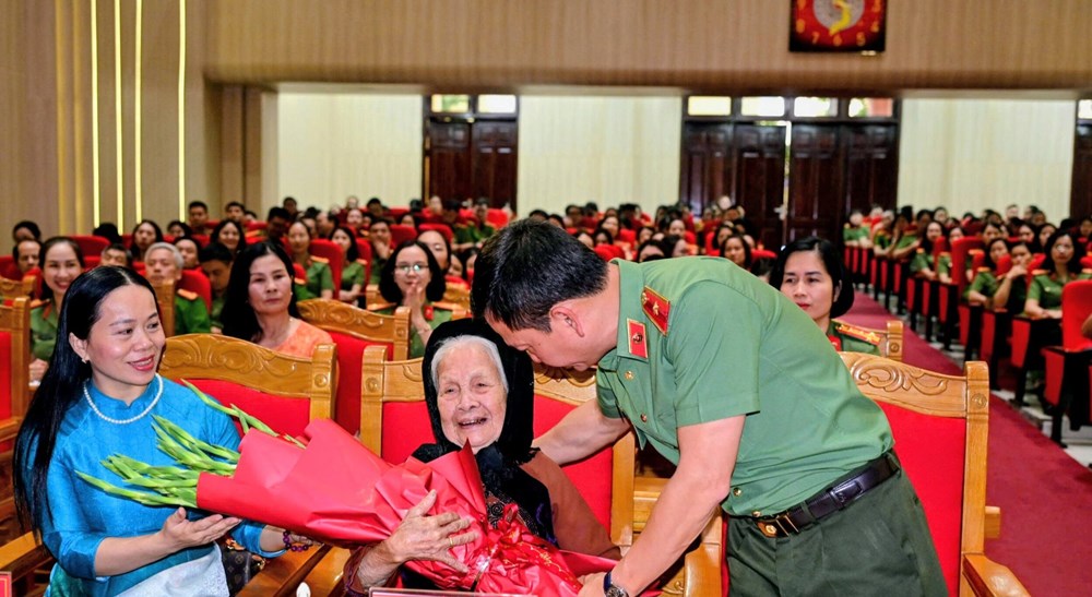 Công an Hải Phòng phụng dưỡng 34 Mẹ Việt Nam anh hùng  - ảnh 1