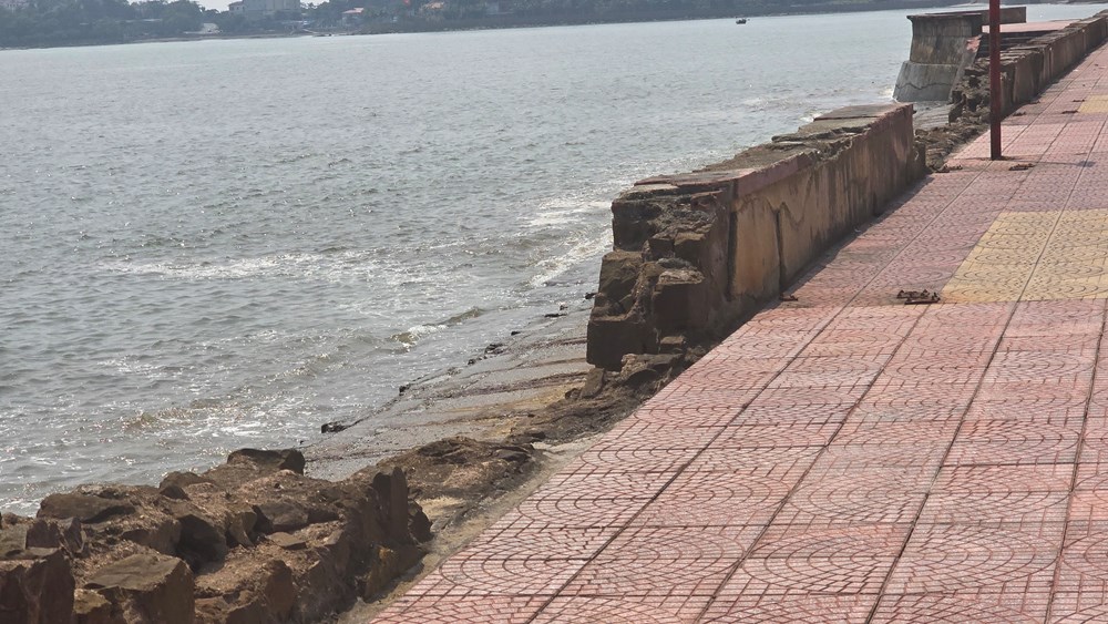Hải Phòng: Nhiều đoạn bờ kè bị sụt lún, gây nguy hiểm tại bờ biển Đồ Sơn chưa được sửa chữa - ảnh 2