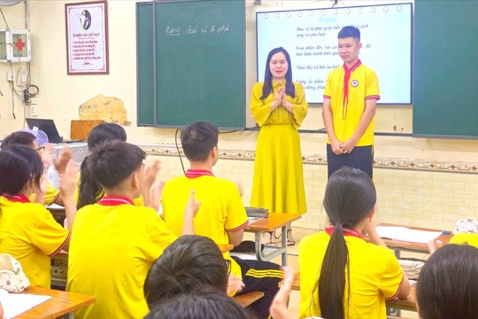 Hải Phòng: Một nam sinh lớp 8 nhặt được ví tiền chủ động giao nộp công an - ảnh 1