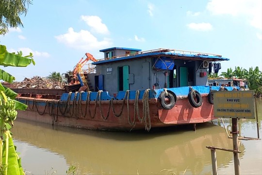 Tàu chở 400 tấn sắt vụn chìm trên sông Hóa vẫn chưa được trục vớt - ảnh 1