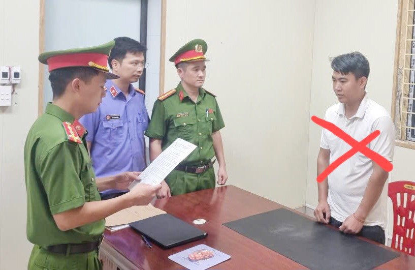 Khởi tố đối tượng lạng lách, chống đối cảnh sát giao thông - ảnh 1