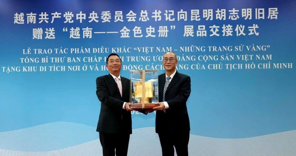Trao phiên bản “Việt Nam - Những trang sử vàng” tặng Nhà lưu niệm Chủ tịch Hồ Chí Minh tại Côn Minh - ảnh 1