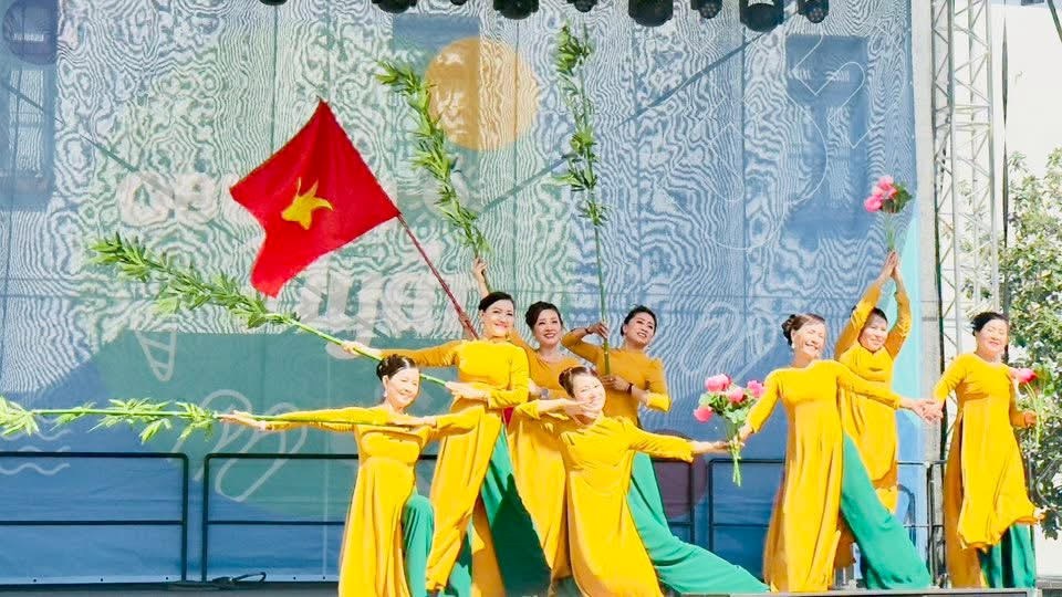 Tôn vinh bản sắc văn hóa dân tộc - ảnh 1