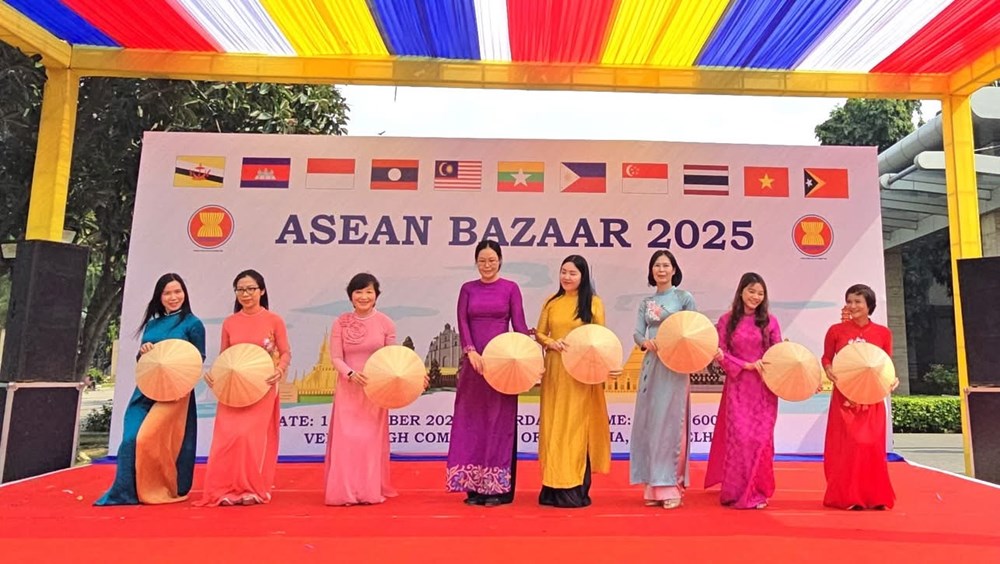 Văn hóa Việt Nam rực rỡ tại Hội chợ ASEAN Bazaar 2025 ở New Delhi - ảnh 1
