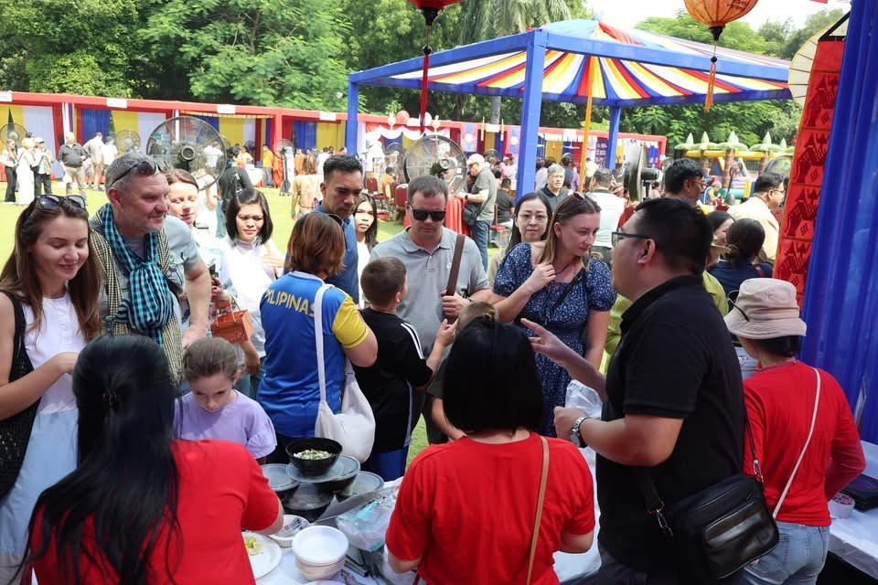 Văn hóa Việt Nam rực rỡ tại Hội chợ ASEAN Bazaar 2025 ở New Delhi - ảnh 2