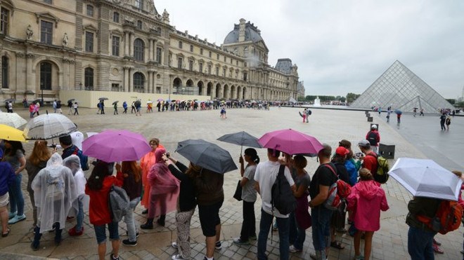 Vụ trộm táo tợn tại Bảo tàng Louvre ở Paris - ảnh 1