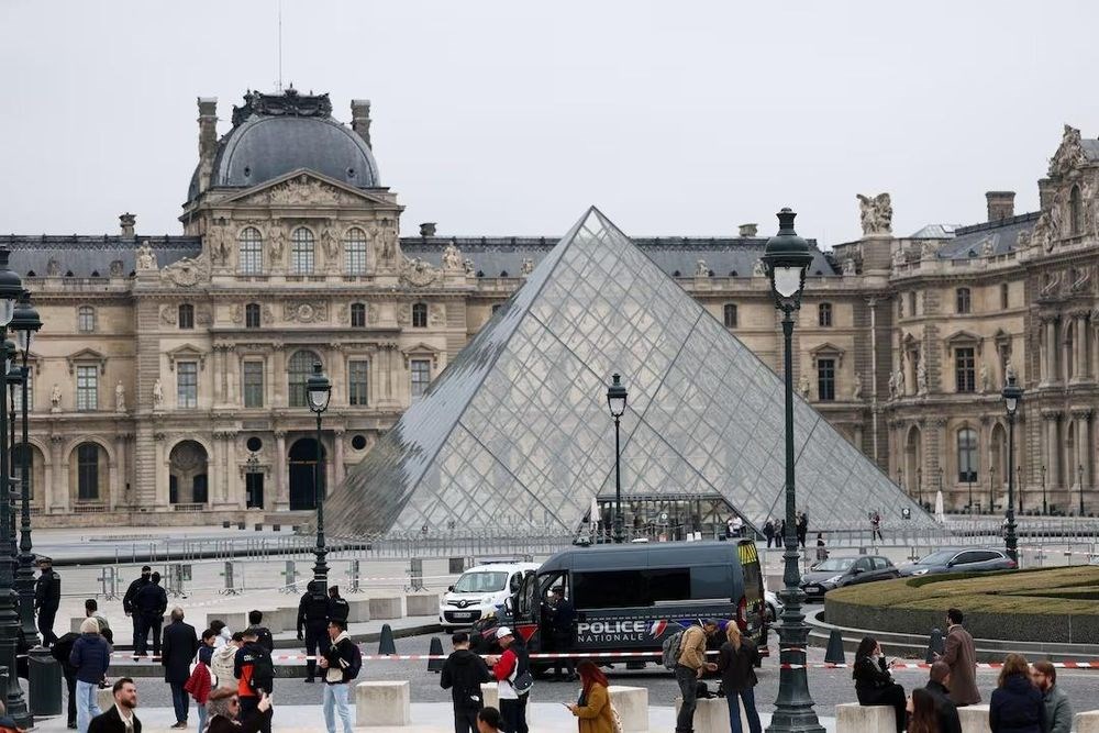 Vụ trộm táo tợn tại Bảo tàng Louvre ở Paris - ảnh 2