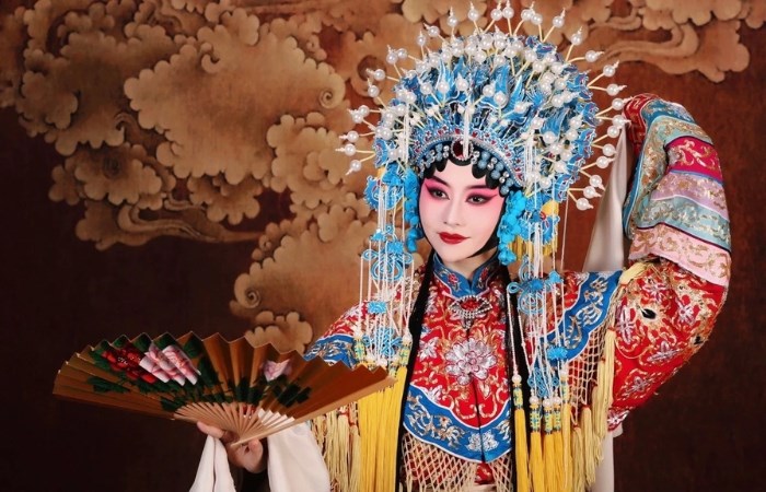 Robot tiến sĩ đầu tiên của Trung Quốc biểu diễn Kinh kịch - ảnh 1