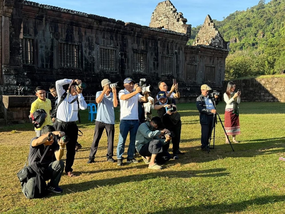 Vẻ đẹp Nam Lào qua ống kính của các nghệ sĩ nhiếp ảnh Việt Nam - ảnh 1