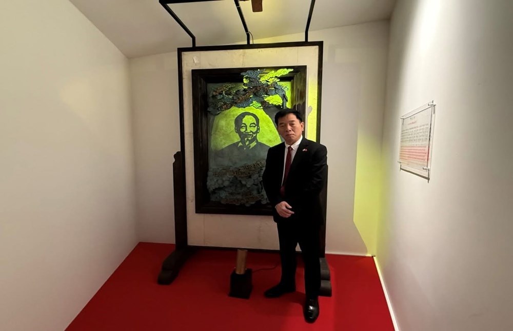 Triển lãm các tác phẩm điêu khắc ánh sáng về Chủ tịch Hồ Chí Minh - ảnh 1