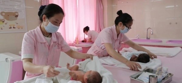 Trung Quốc: Tỉ lệ sinh giảm xuống mức thấp kỷ lục - ảnh 1