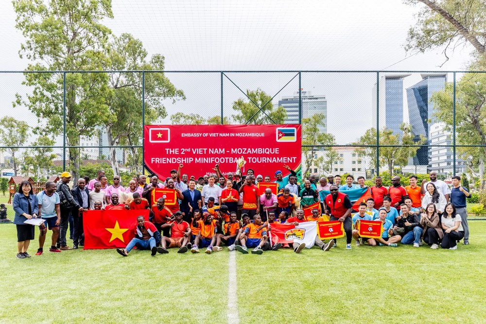 Lễ kỷ niệm 30.4 và Giải bóng đá hữu nghị lần thứ hai tại Mozambique - ảnh 1
