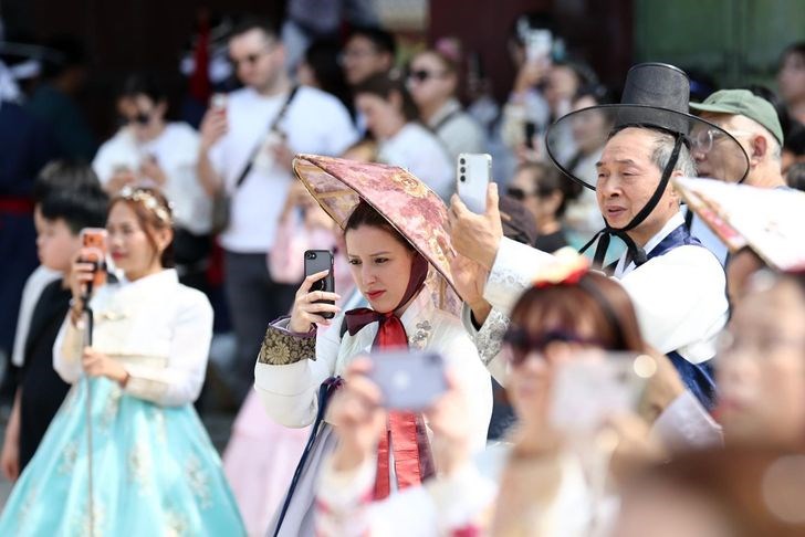 Hanbok đưa du khách hòa mình vào di sản cung điện Hàn Quốc - ảnh 1