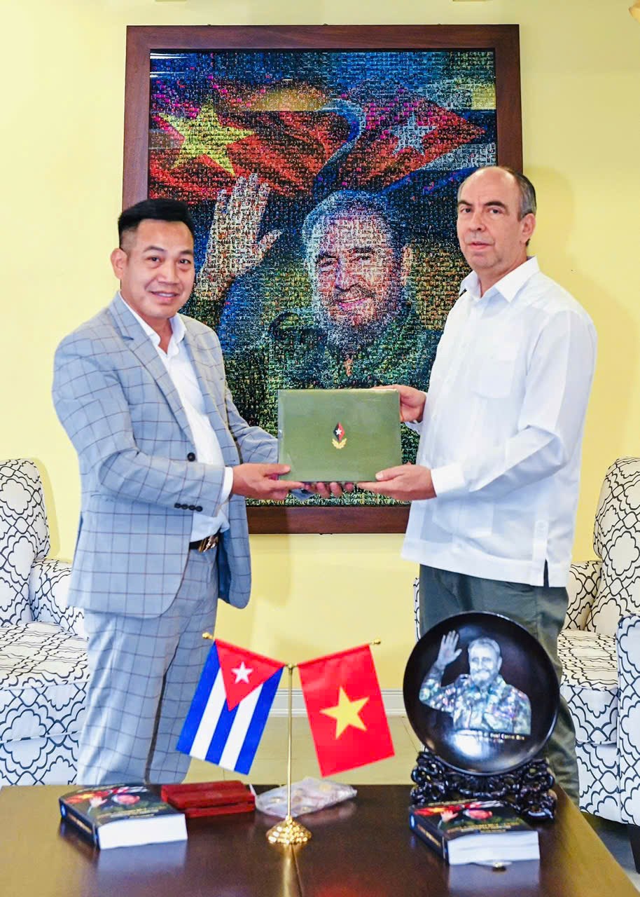 Đại sứ quán Cuba tại Việt Nam tiếp nhận tác phẩm nghệ thuật “Fidel Castro Ruz - Cuba trong trái tim người Việt” - ảnh 4
