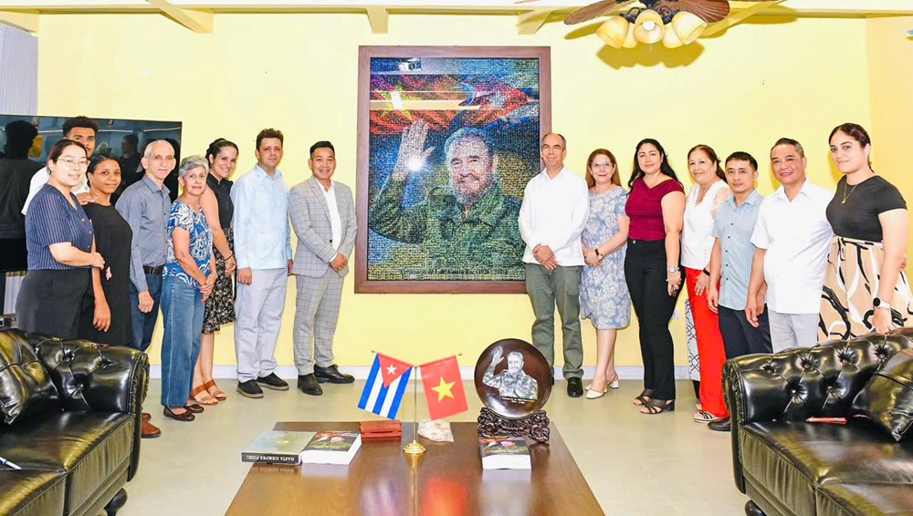 Đại sứ quán Cuba tại Việt Nam tiếp nhận tác phẩm nghệ thuật “Fidel Castro Ruz - Cuba trong trái tim người Việt” - ảnh 5