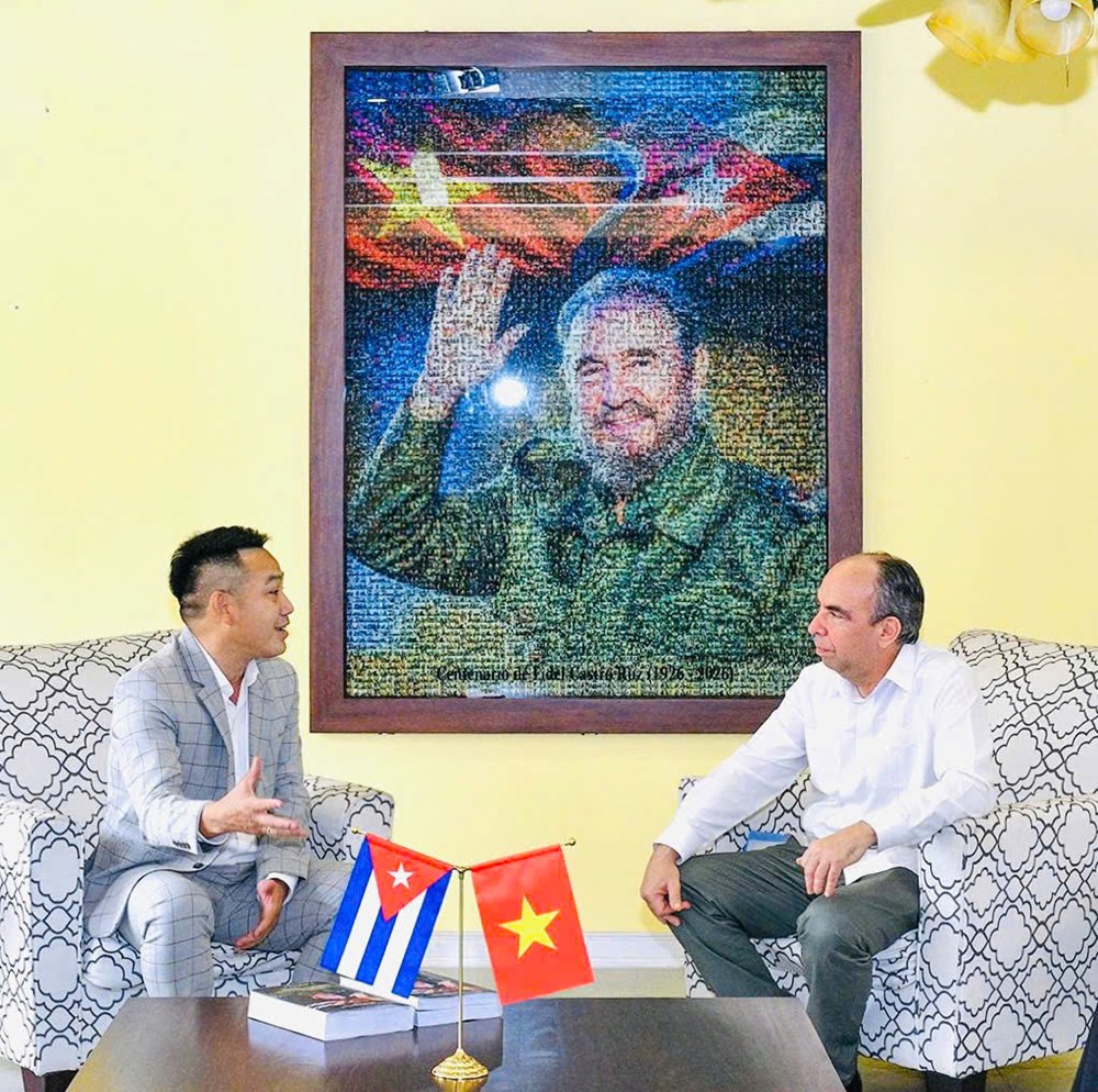 Đại sứ quán Cuba tại Việt Nam tiếp nhận tác phẩm nghệ thuật “Fidel Castro Ruz - Cuba trong trái tim người Việt” - ảnh 1