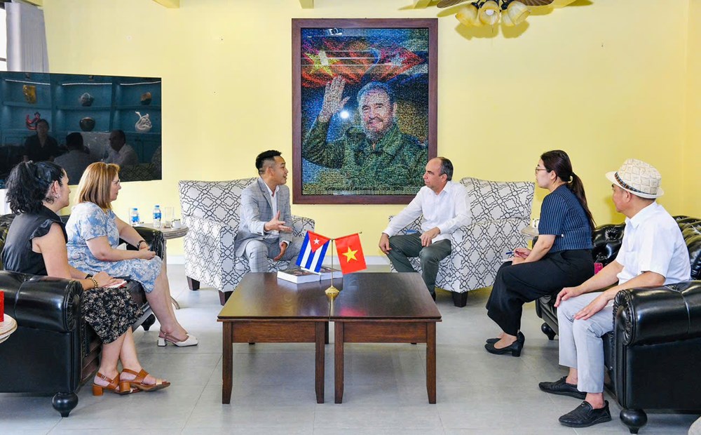 Đại sứ quán Cuba tại Việt Nam tiếp nhận tác phẩm nghệ thuật “Fidel Castro Ruz - Cuba trong trái tim người Việt” - ảnh 3