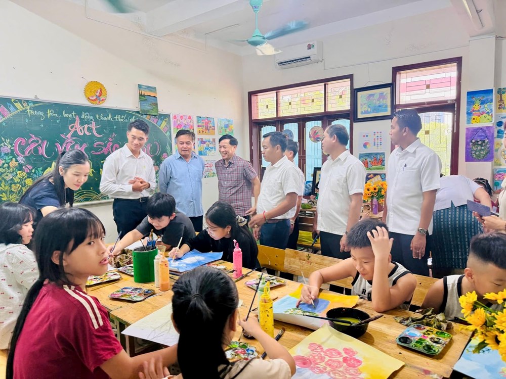 Đoàn giáo viên và học sinh của tỉnh Bolikhamxay thăm các di tích tại Hà Tĩnh - ảnh 2