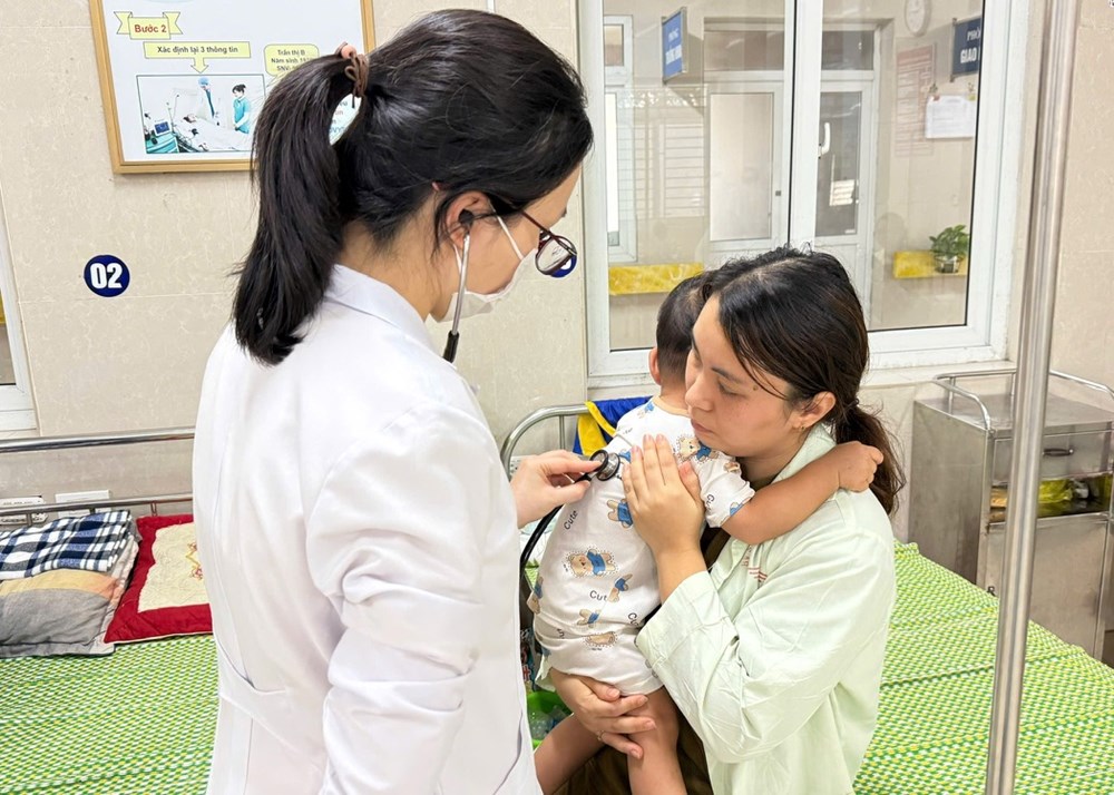 Cấp cứu kịp thời hai bệnh nhi ngộ độc khí thải trong ô tô - ảnh 1
