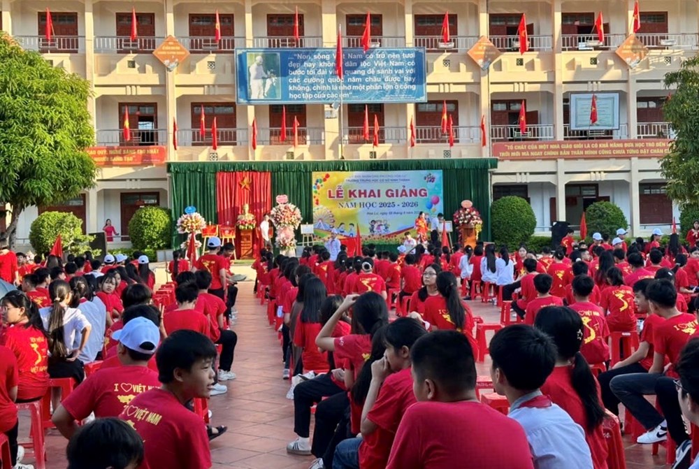 “Đất học” Ninh Bình rộn ràng ngày khai giảng - ảnh 1