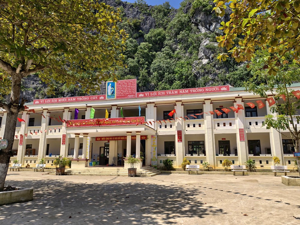 “Đất học” Ninh Bình rộn ràng ngày khai giảng - ảnh 2