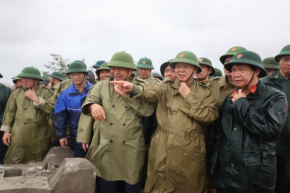 Phó Thủ tướng Trần Hồng Hà kiểm tra sự cố sạt, sập đê biển ở Ninh Bình - ảnh 2