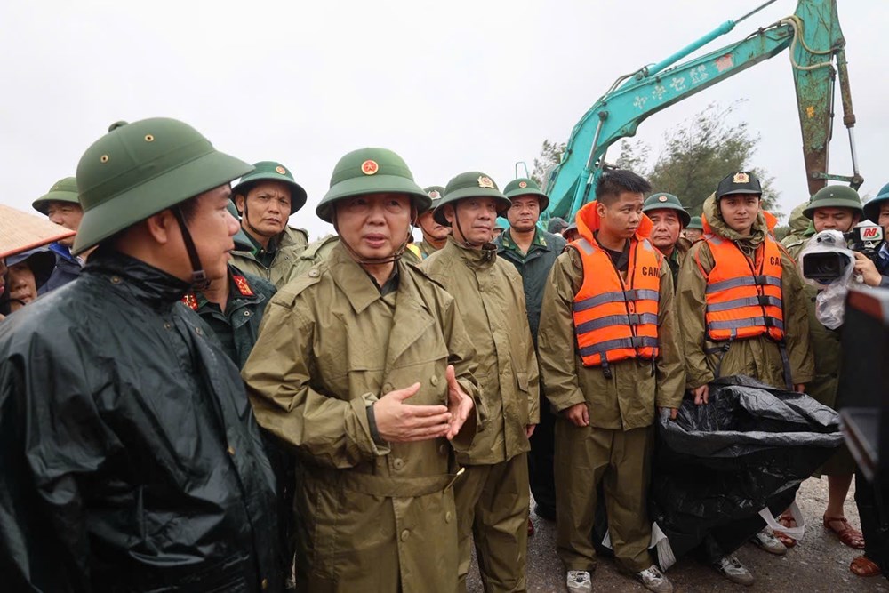 Phó Thủ tướng Trần Hồng Hà kiểm tra sự cố sạt, sập đê biển ở Ninh Bình - ảnh 1