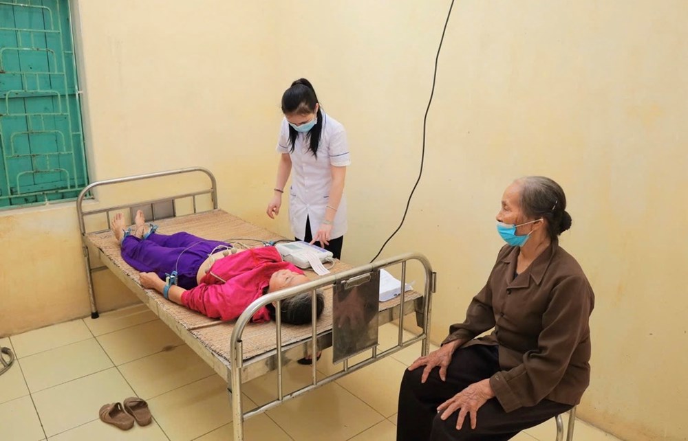 Khám, sàng lọc bệnh thận, tim cho người dân Ninh Bình - ảnh 1