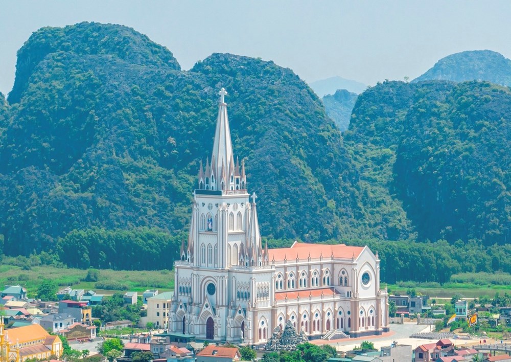 Nhà thờ lớn nhất Việt Nam chính thức được khánh thành - ảnh 2