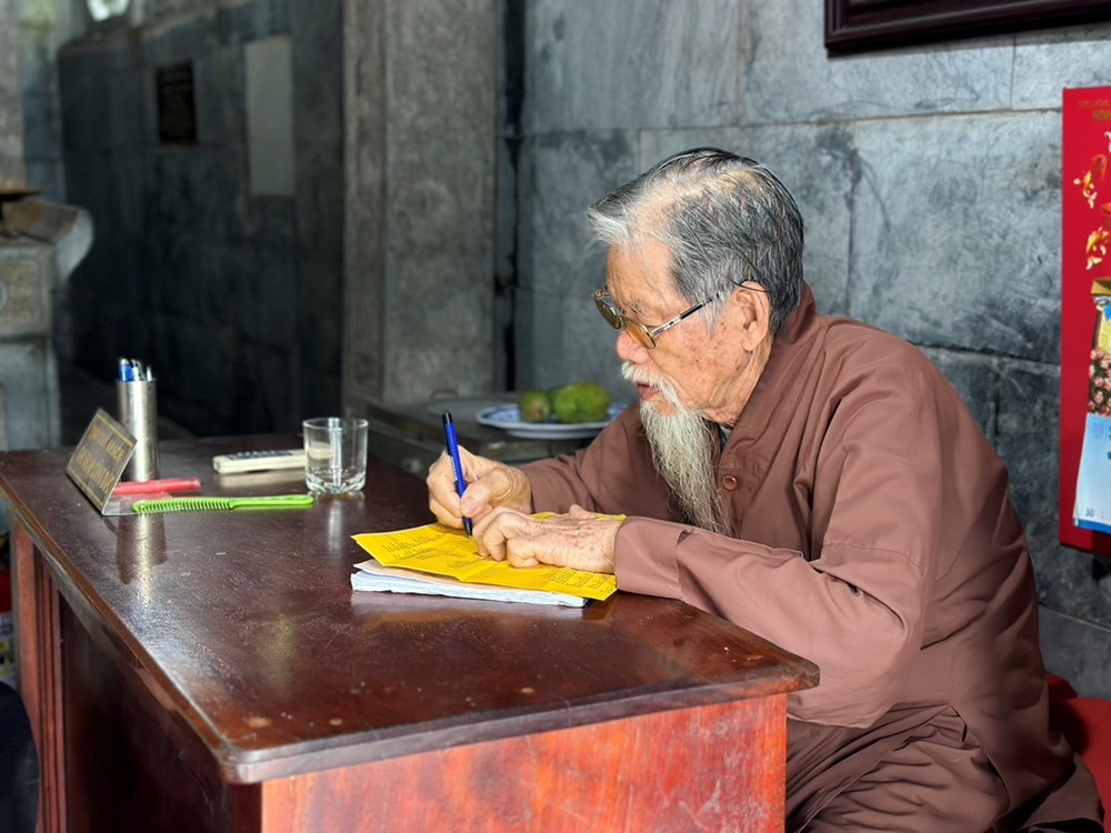 Người thủ từ “kể chuyện” di sản bằng âm nhạc dân tộc - ảnh 3