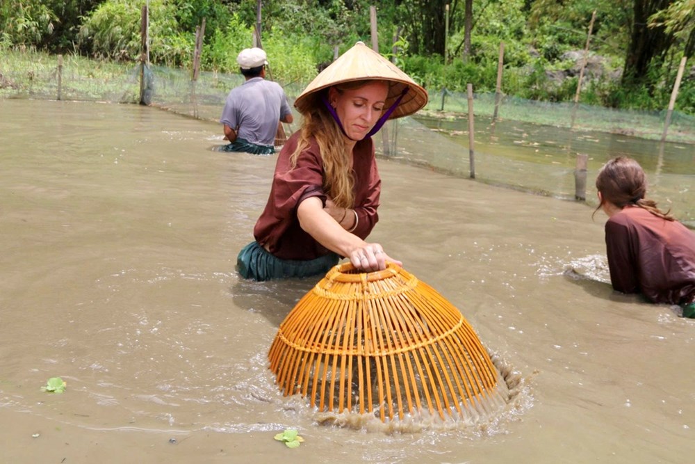 Khách quốc tế ấn tượng với tour du lịch hoá “thôn nữ, trai quê” ở Ninh Bình - ảnh 3
