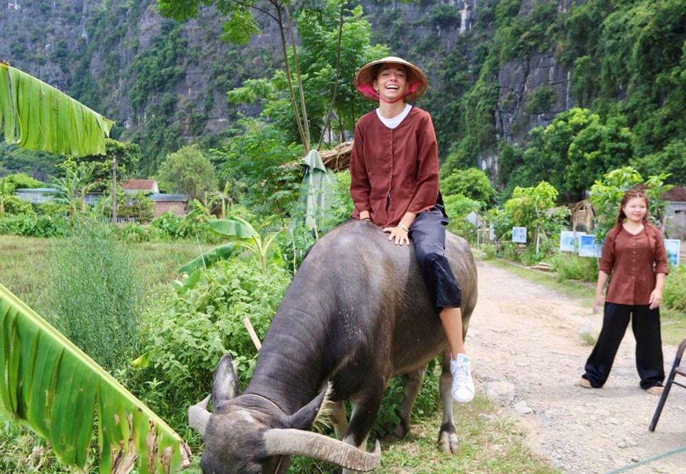 Khách quốc tế ấn tượng với tour du lịch hoá “thôn nữ, trai quê” ở Ninh Bình - ảnh 2