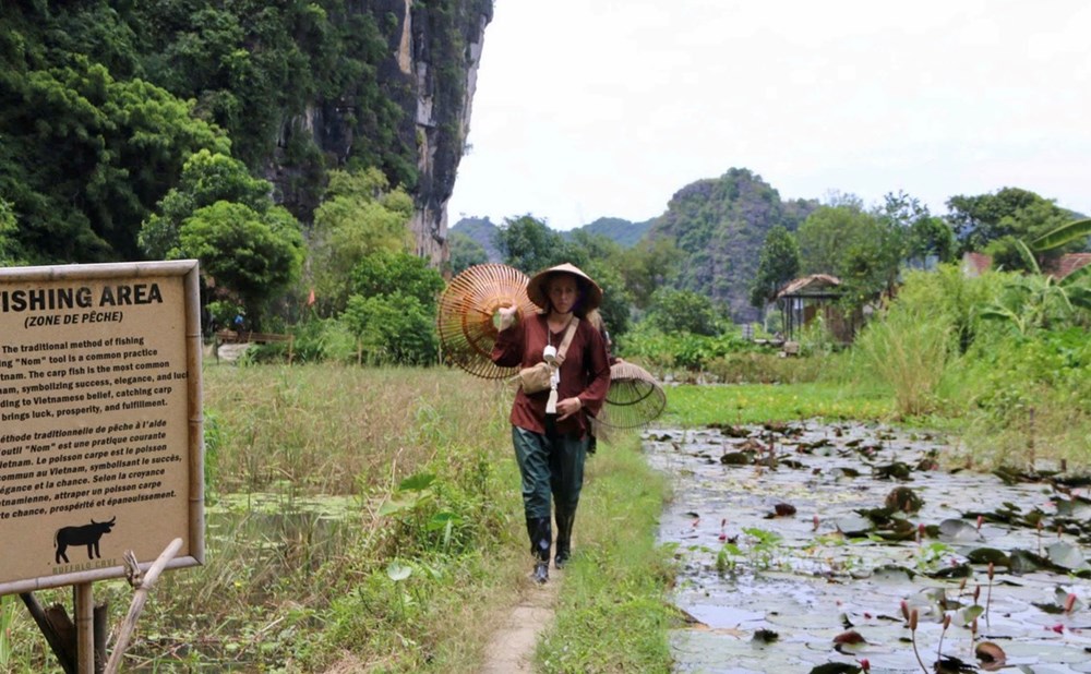 Khách quốc tế ấn tượng với tour du lịch hoá “thôn nữ, trai quê” ở Ninh Bình - ảnh 1