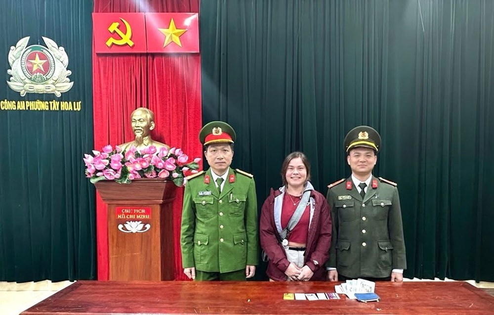 Ninh Bình: Du khách nước ngoài vỡ oà khi nhận lại tài sản đánh rơi - ảnh 1