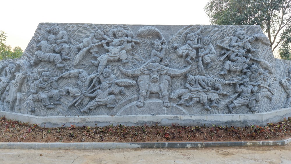 Chiêm ngưỡng bức phù điêu “Cờ lau tập trận” bằng đá lớn nhất Ninh Bình - ảnh 1