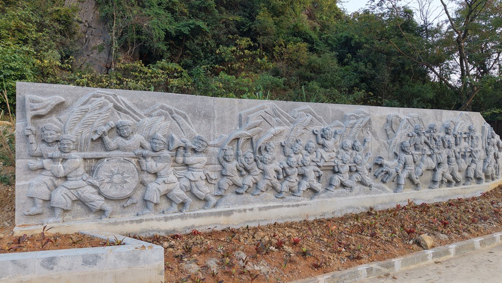 Chiêm ngưỡng bức phù điêu “Cờ lau tập trận” bằng đá lớn nhất Ninh Bình - ảnh 2