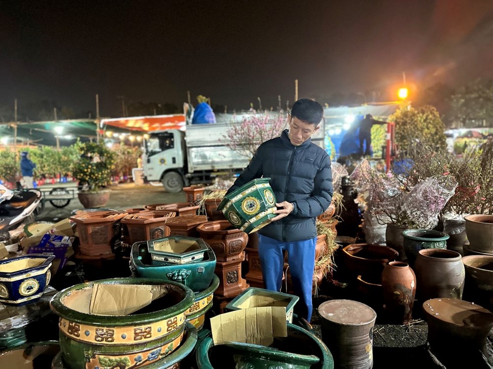 Mưa rét về đêm không làm giảm “sức nóng” chợ hoa Xuân Hoa Lư - ảnh 7