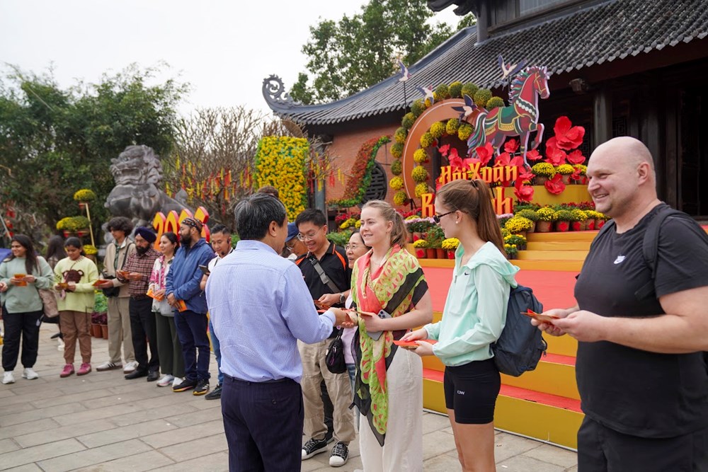 Ninh Bình đón du khách “xông đất” đầu Xuân Bính Ngọ - ảnh 3