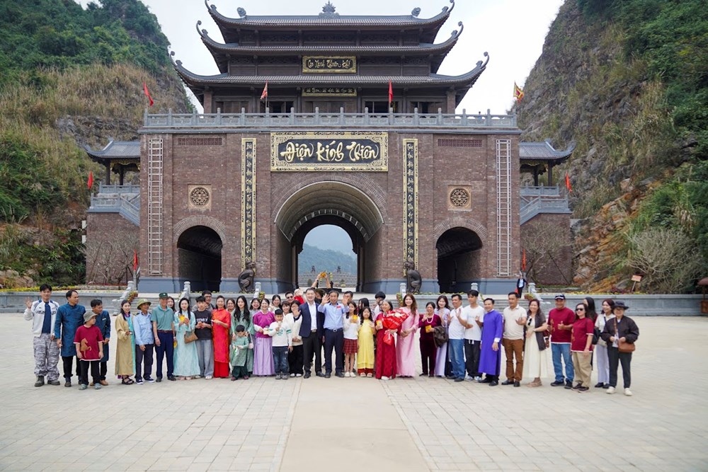 Ninh Bình đón du khách “xông đất” đầu Xuân Bính Ngọ - ảnh 5