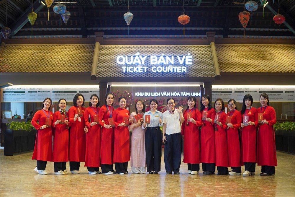 Ninh Bình đón du khách “xông đất” đầu Xuân Bính Ngọ - ảnh 7