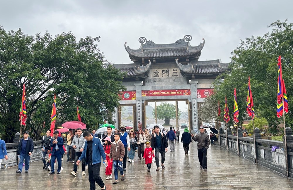 Ninh Bình: Doanh thu du lịch đạt 2.451 tỉ đồng dịp nghỉ Tết Bính Ngọ - ảnh 1