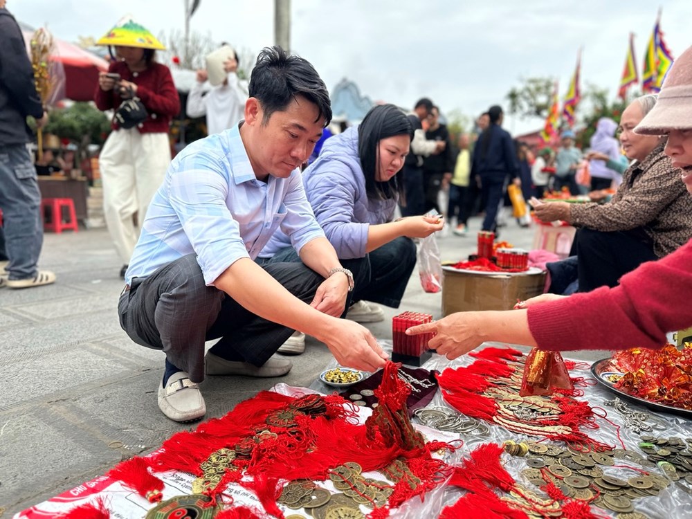 Kỳ lạ phiên chợ “mua may bán rủi” ở Ninh Bình - ảnh 9