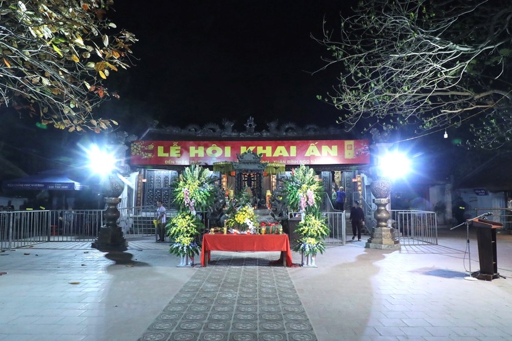 Linh thiêng đền Trần đêm Khai ấn - ảnh 1