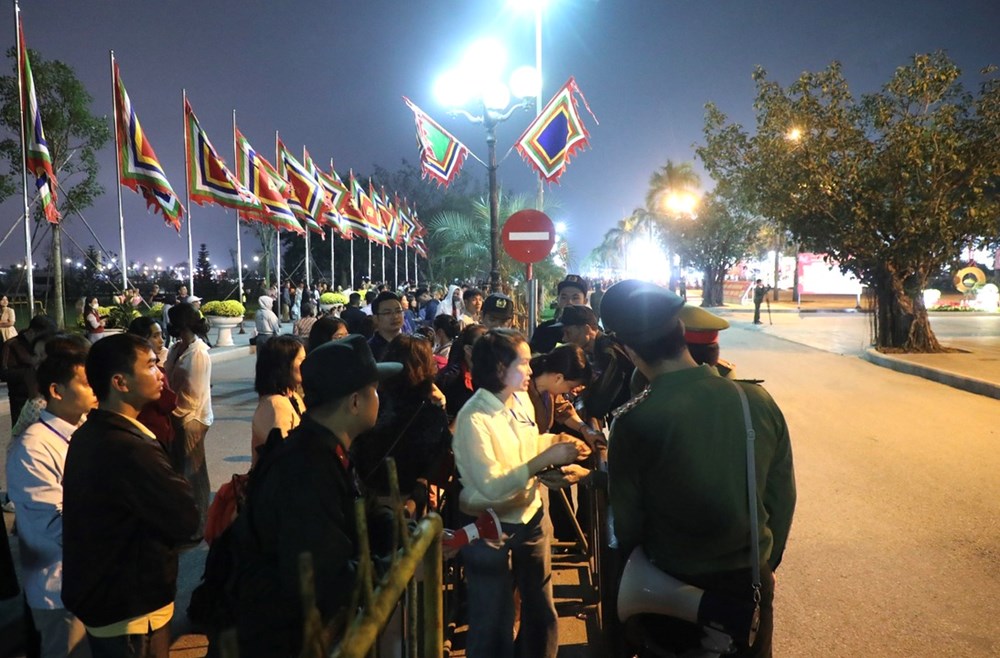 Linh thiêng đền Trần đêm Khai ấn - ảnh 3