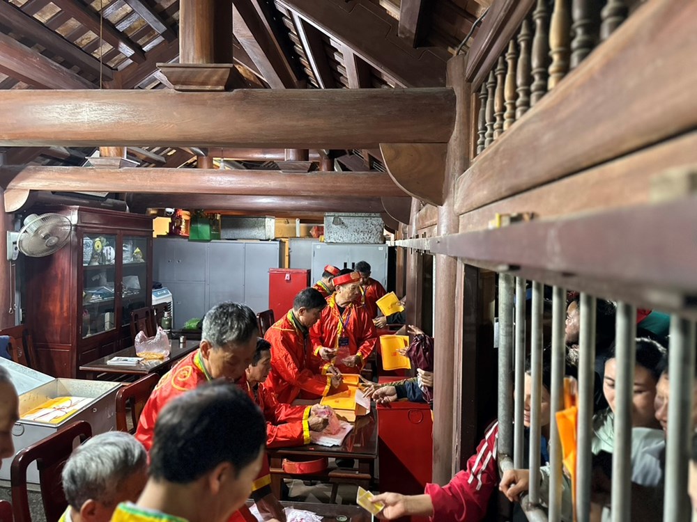 Hàng nghìn người dân đội mưa xuyên đêm chờ phát ấn đền Trần - ảnh 2